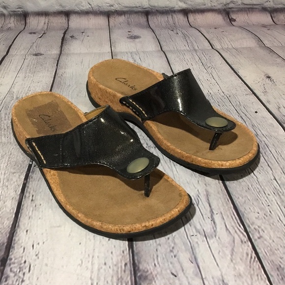 Clarks Patent and cork Flip flops sz7m - Picture 2 of 8